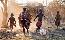 非洲儿童的足球梦
