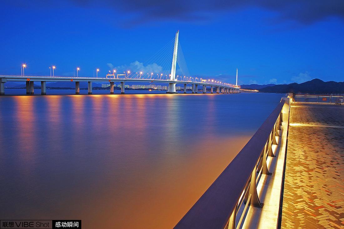城市之光！雨后的黄昏海滨仲夏夜之深圳湾跨海大桥