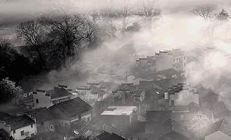 《雾漫石城》