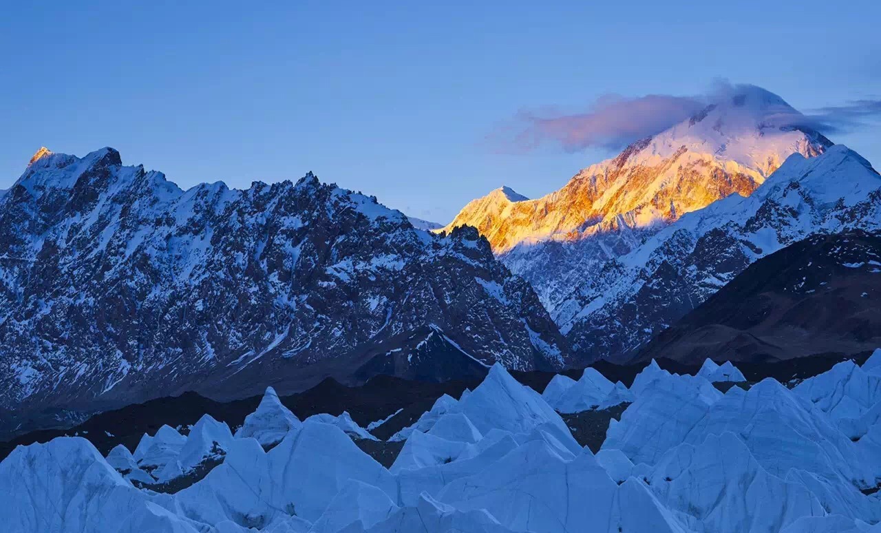 中国境内的世界第13高峰迦舒布鲁姆II峰、中国境内的的世界第二高峰乔戈里峰高山营地冰湖倒影