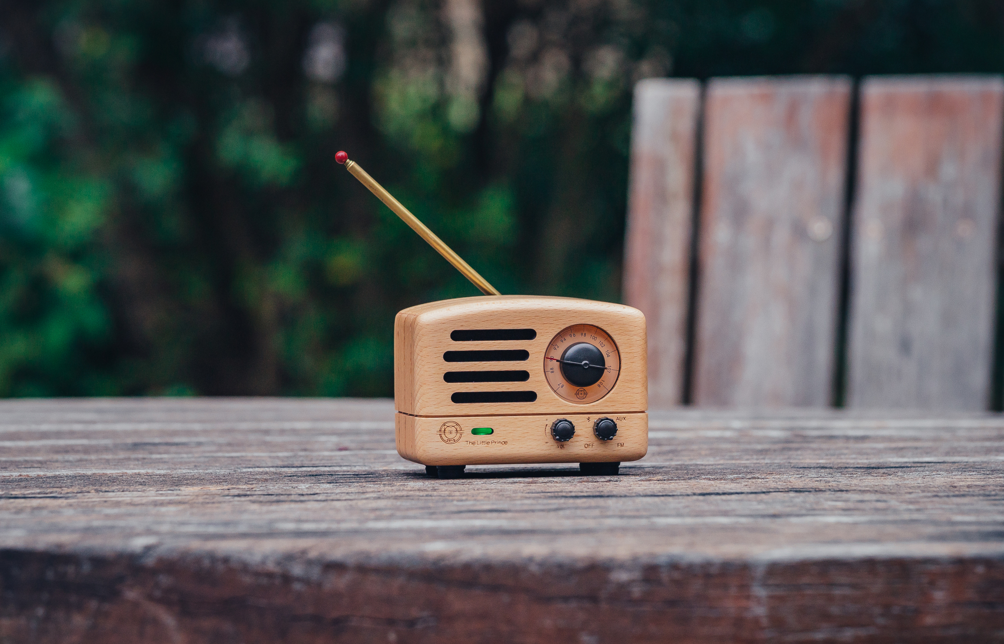 這麼小巧可愛的木質收音機見過沒？